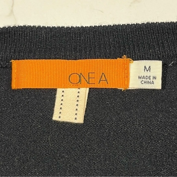 One A Black Keyhole High Low Knit Top Medium - Picture 8 of 10